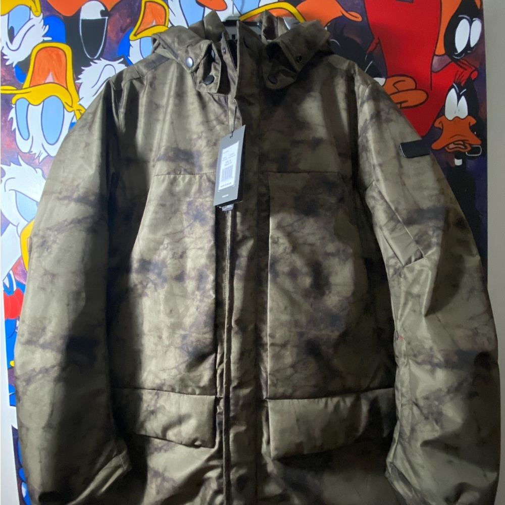 Selling a new never worn Men’s medium Tumi camouflage jacket